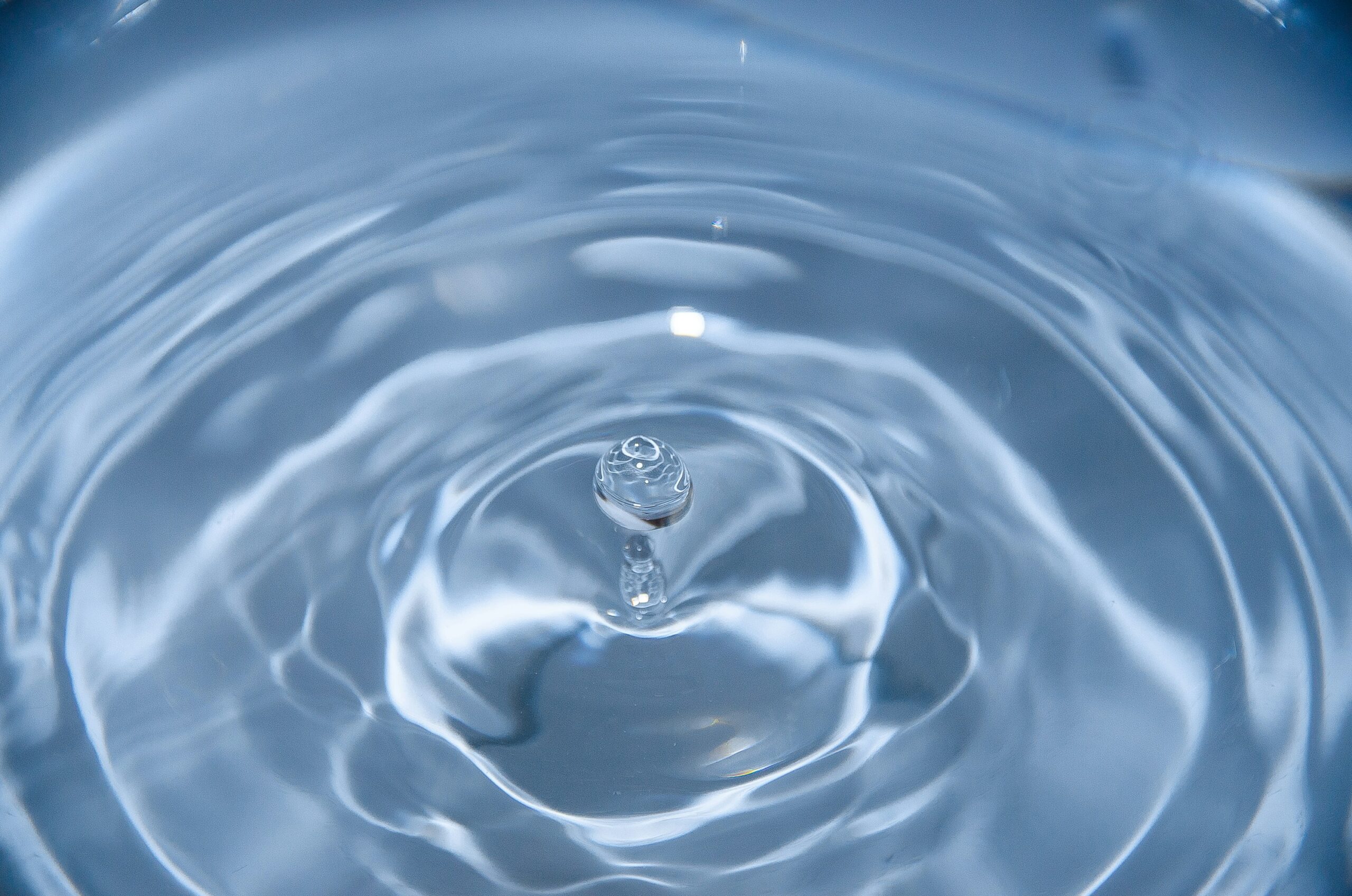 Goute d'eau qui tombe dans l'eau